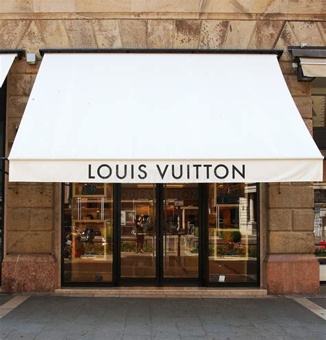 louis vuitton acquista rossi moda